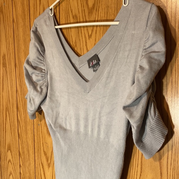 🔥EUC Light blue gray short sleeve sweater V Neck / Dots / Womens Size Large - Picture 2 of 4